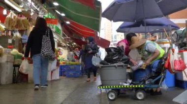 HONG KONG - 23 HAZİRAN 2020: Öğleyin markette yiyecek satan insanlar