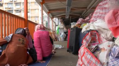 Hong Kong - 23 Ocak 2020: Müslüman kadınlar bagajlarıyla istasyonda bekliyorlar