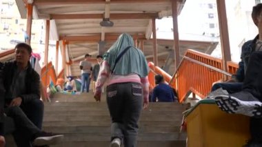 Hong Kong - 22 Ocak 2020: Merdivenlerden çıkan tesettür ve kot giyen bir kadın