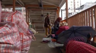 Hong Kong - 23 Ocak 2020: İstasyonda bekleyen tesettürlü Müslüman kadınlar