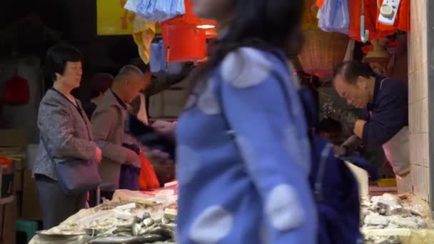 HONG KONG - 23 GENNAIO 2020: La gente di mezza età fa il bullo al mercato di notte — Video Stock
