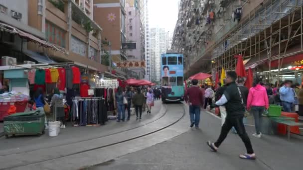 HONG KONG - JANUARI 23, 2020: Een blauwe dubbeldekker bus op een drukke lstreet — Stockvideo