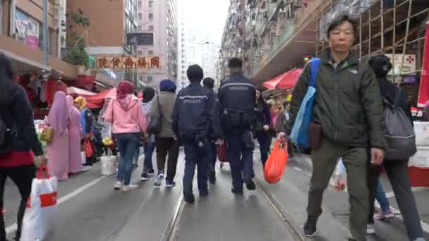 Hong Kong - 23 januari 2020: Chinezen lopen 's middags door een levendige straat — Stockvideo