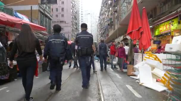 Hong Kong - 23 Ocak 2020: Öğlen vakti kalabalık bir caddede yürüyen Çinliler — Stok video