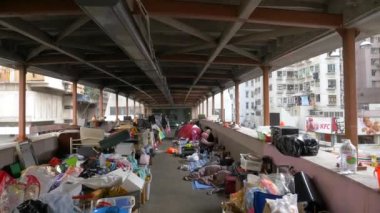 İstasyonda bir sürü çanta ve bavul var.