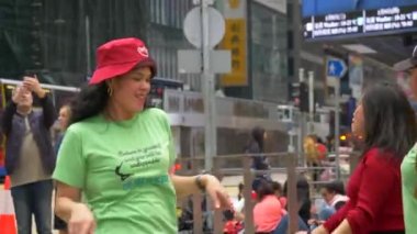 Hong Kong - 23 Ocak 2020: Genç Çinli kadınlar birlikte dans ediyor ve kalabalık bir şehirde eğleniyorlar