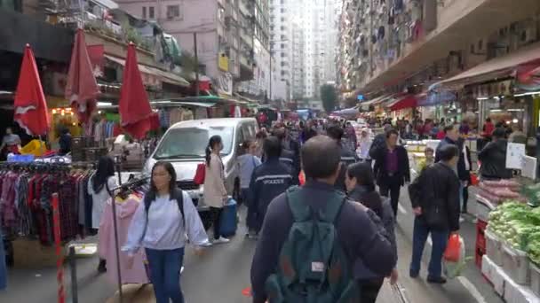 Hong Kong - 23 Ocak 2020: İnsanlar gün ortasında kalabalık bir caddede yürüyorlar — Stok video