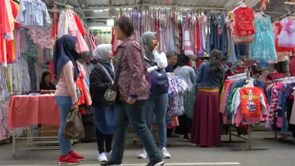 Hong Kong - 23 de enero de 2020: Mujeres musulmanas caminando en una tienda de ropa en China — Vídeo de stock