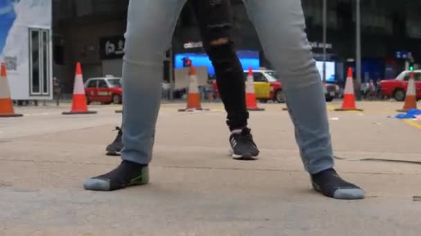 हांगकांग 23 जनवरी 2020: एक बड़े शहर में सड़क पर नृत्य करने वाली युवा चीनी महिलाओं के पैर — स्टॉक वीडियो