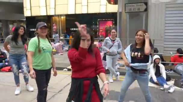 हांगकांग 23 जनवरी 2020: एक युवा खुश चीनी महिला एक लाल पोशाक में अन्य महिलाओं के साथ नृत्य — स्टॉक वीडियो