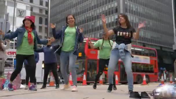 हांगकांग 23 जनवरी 2020: एक बड़े शहर में एक जीवंत सड़क पर नृत्य और झुकने वाली खुश चीनी महिलाओं — स्टॉक वीडियो