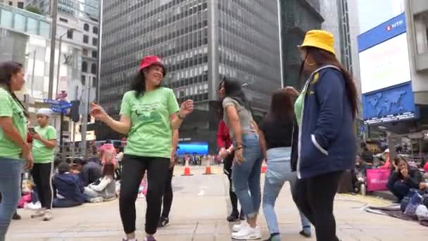 Hong Kong - 23 januari 2020: Gelukkige Chinese vrouwen dansen en hebben plezier in een drukke straat in een grote stad — Stockvideo