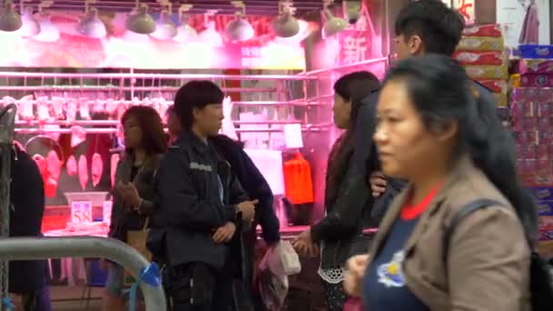 Гонконг - 23 января 2020 года: Китайские полицейские стоят на улице возле прилавка мясников — стоковое видео