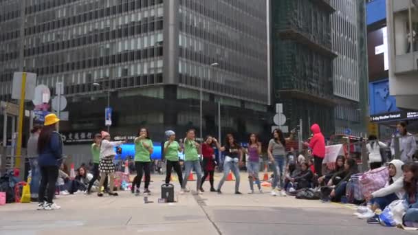 Hong Kong - 23. ledna 2020: Dav šťastných Číňanek dělá flashmob na živé ulici ve velkém městě — Stock video