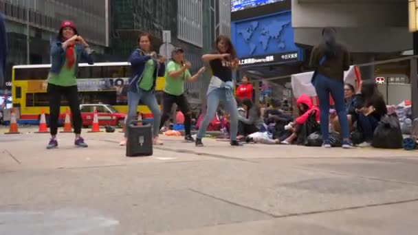 Hong Kong - 23. ledna 2020: Šťastné čínské ženy tančí na živé ulici ve velkém městě — Stock video