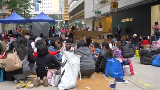 Hongkong - 23. Januar 2020: Muslimische Frauen in Hijabs sitzen und warten tagsüber — Stockvideo