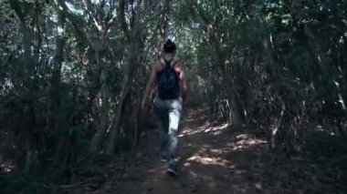 Hong Kong - 22 Ocak 2020 Ormanda siyah saçlı, sırt çantası takan güzel bir kadın