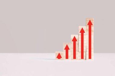 Tahta bloklardan yapılmış, kırmızı okları olan merdiven, yan görüş. Yükselt, yükselt, büyüt, büyüt. İş istatistikleri. Kariyer, para, başarı konsepti. Blokları dizme konusunda adım adım ilerliyoruz. Finansal kazanç