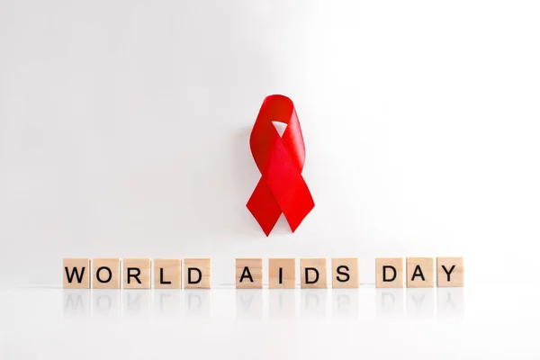 12 월 1 일: 세계 보조 기구가 나무로 된 편지와 리본 바이 볼 사이드 뷰로 만들어 졌다. 에이즈와 HIV 인식, 감염 확산, 기억의 날 , HIV 에 걸린 사람들과의 연대. 세계적 인 건강의 날 — 스톡 사진
