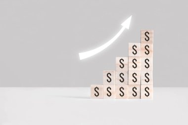 Tahta bloklardan yapılmış, beyaz okları olan merdiven. Yükselt, yükselt, büyüt, büyüt. İş istatistikleri. Kariyer, para, başarı konsepti. Blokları dizme konusunda adım adım ilerliyoruz. Finansal kazanç