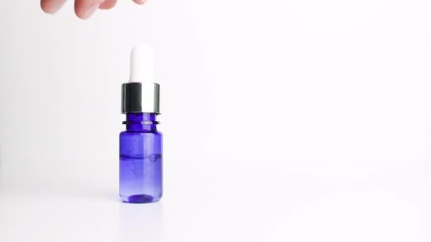 Hand Het Openen Knijpen Pipet Van Serum Olie Zuur Lotion — Stockvideo