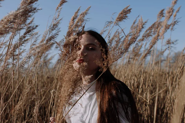 Jovem Mulher Blusa Branca Casaco Preto Sentado Campo Grama Pampas — Fotografia de Stock