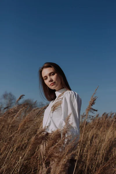 Smilende Ung Kvinde Hvid Bluse Stående Marken Med Tørt Pampas - Stock-foto