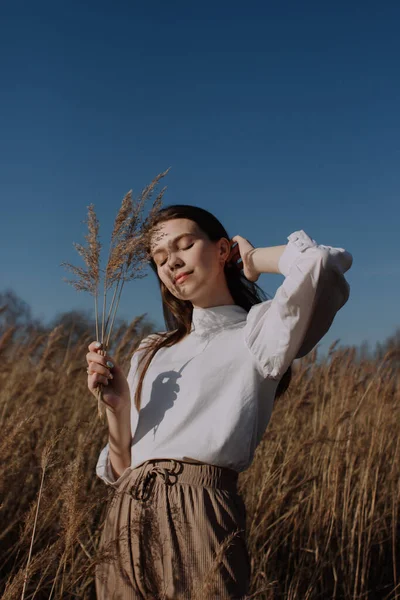 Sorrindo Jovem Mulher Blusa Branca Campo Segurando Braches Grama Pampas — Fotografia de Stock