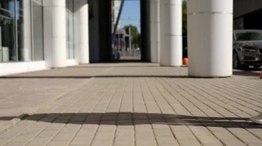 Kot pantolonlu bir kadın yürüyor ve elinde meyveli bir çanta tutuyor. Çevre dostu, yeniden kullanılabilir alışveriş çantası. Portakallar, elmalar, pamuk iplik torbasında muzlar. Sıfır atık ve plastiksiz kavram.