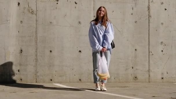 Jonge Vrouw Staande Met Witte Mesh Tas Met Fruit Milieuvriendelijke — Stockvideo