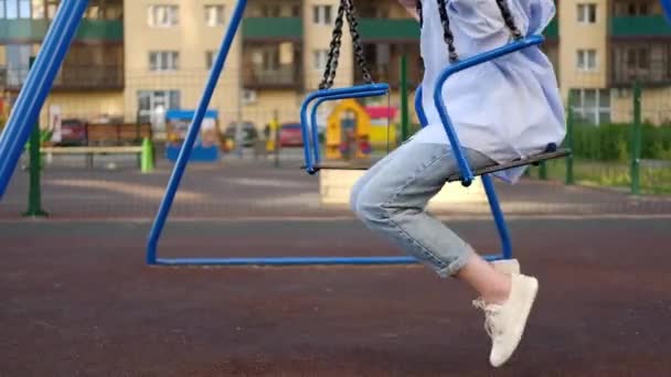 Młoda Kobieta Siedząca Kołysząca Się Huśtawce Placu Zabaw Park Kobiece — Wideo stockowe