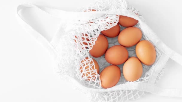 Переміщення Зображення Білої Сітки Сумки Коричневими Яйцями Плоский Лежав Білому — стокове відео