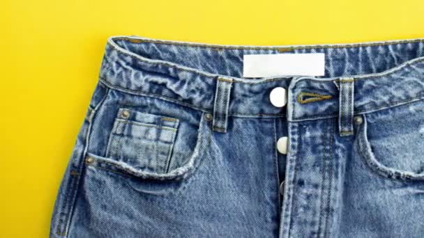 Bewegende Foto Van Blauwe Unisex Jeans Met Metalen Knopen Ritssluiting — Stockvideo