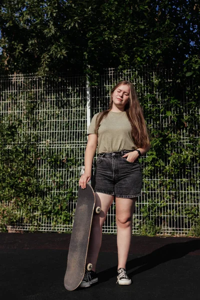 Young Woman Shorts Closed Eyes Standing Alone Holding Skateboard Summer — Photo