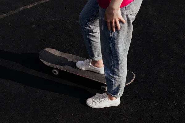 Female Legs Blue Jeans Sneakers Standing Skateboard Summer Activity Healthy — Stock Photo, Image