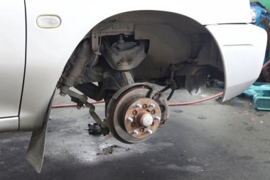 Bir tekerlek üzerinde bir araba değiştirme