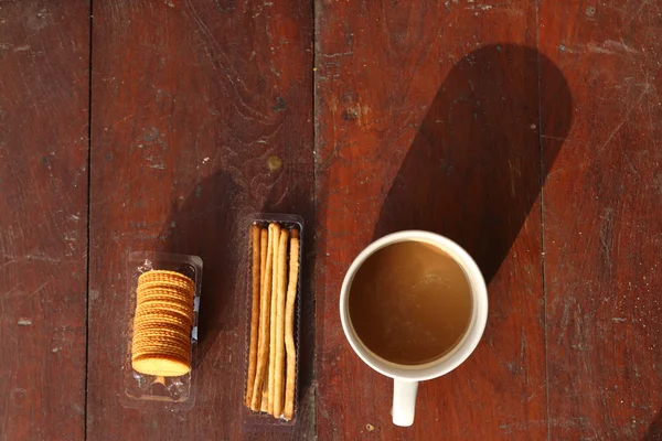 Coffee cup with cracker — Stock Photo, Image