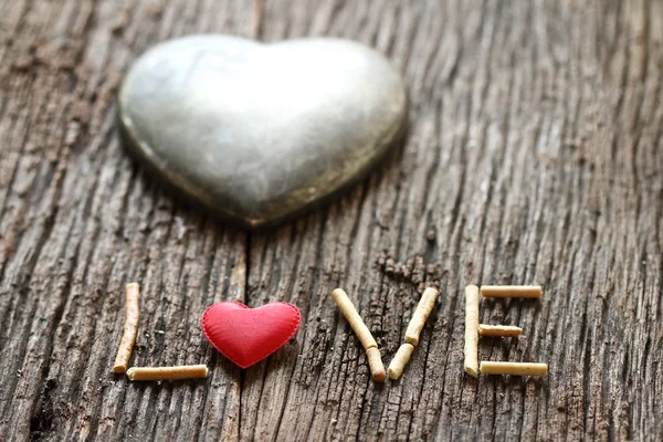 Slovo láska s kovovou a červené srdce ve tvaru Valentýn — Stock fotografie