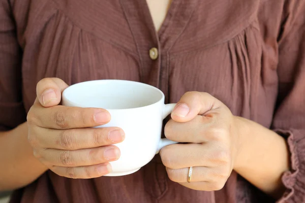 Φλιτζάνι ζεστό καφέ στο χέρι γυναίκα. — Φωτογραφία Αρχείου