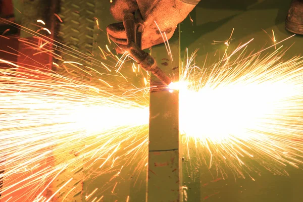 Pracownik, Cięcie prętów stalowych za pomocą metalowych latarka. — Zdjęcie stockowe