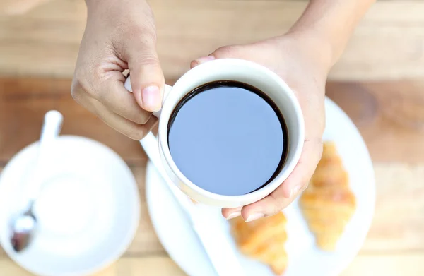 A woman hand with a cup of black coffee — Stock Photo, Image