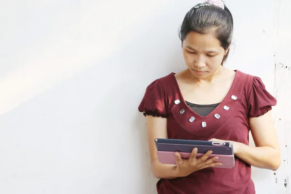 Kvinde, der bruger en tablet - Stock-foto