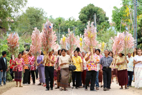 Ubonratchasima, Thailand-13 mars, 2014:offering kläder till Buddhi — Stockfoto