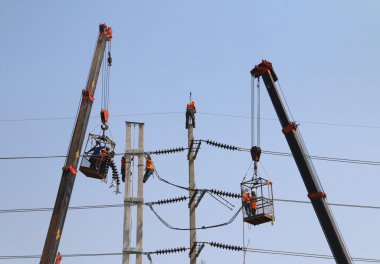 Elektrikçi tarafından yükseklikte çalışma yüksek gerilim tel bağlamak