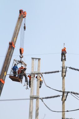 Elektrikçi tarafından yükseklikte çalışma yüksek gerilim tel bağlamak.