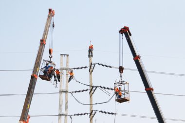 Elektrikçi tarafından yükseklikte çalışma yüksek gerilim tel bağlamak.