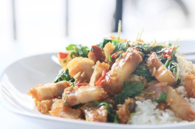 domuz eti pilav kızarmış fesleğen.