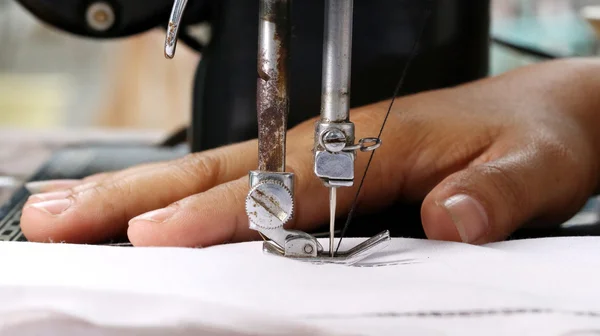 Woman hand, working with sewing machine — Stock Photo, Image