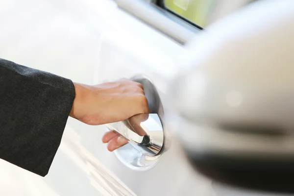 Mano mujer de negocios abrir la puerta del coche . — Foto de Stock