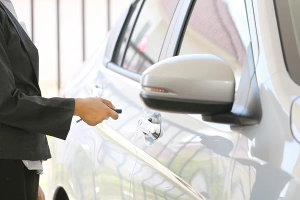 Perempuan bisnis menampilkan kunci mobil jauh — Stok Foto